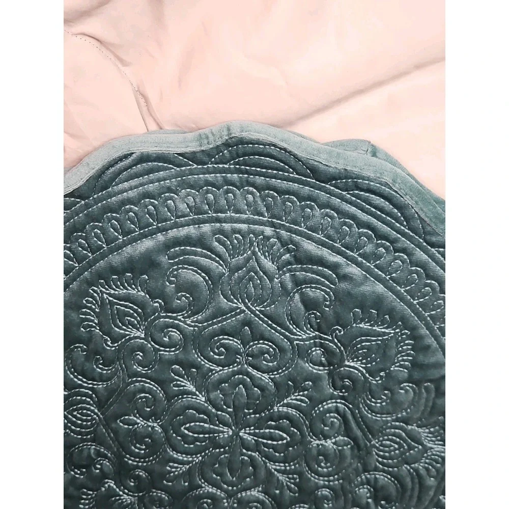 Round Velour Velvet Placemats Quilted Scalloped 16